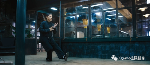 只是表演,但这基本功确实扎实 很多人可能会说了 这不就是单腿蹲吗,有