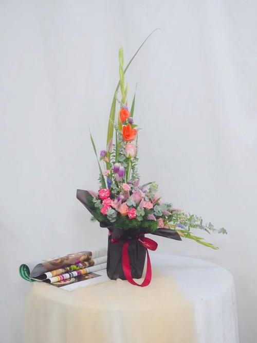 古典造型设计 (半球形,椭圆形,下垂型等) 现代插花设计 (直升设计,l型