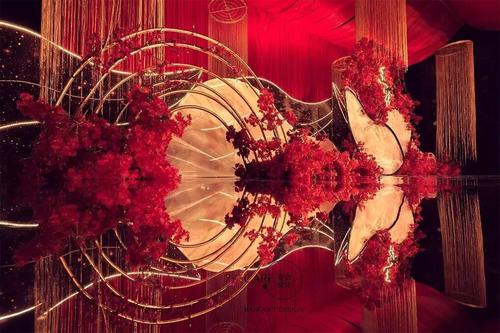 婚礼现场布置奢华香槟vs中国红,你更加倾向哪种?