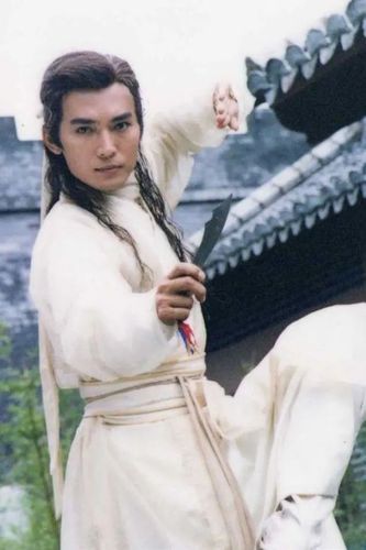 1999年,古龙佳作《小李飞刀》再度被搬上荧屏,焦恩俊版"小李探花"横空