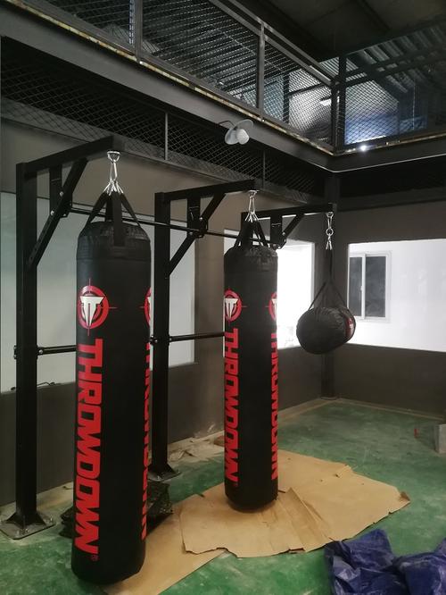 拳击沙袋如何挂起来