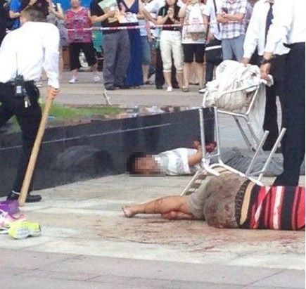 北京朝阳大悦城一男子持刀杀两人 血腥现场曝光