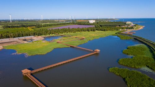 查干湖大部位于吉林省西北部的松原市前郭尔罗斯蒙古族自治县境内.