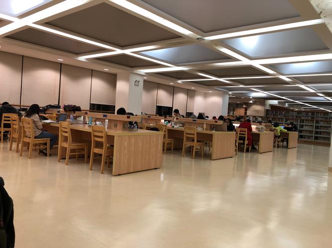 3月8日晚20:00,我第一次在晚上来到昆明理工大学图书馆,惊愕了:从二楼