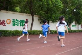 操场跑步的小学生图片