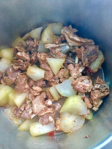 冬瓜焖老鸭肉味道鲜美,做法简单