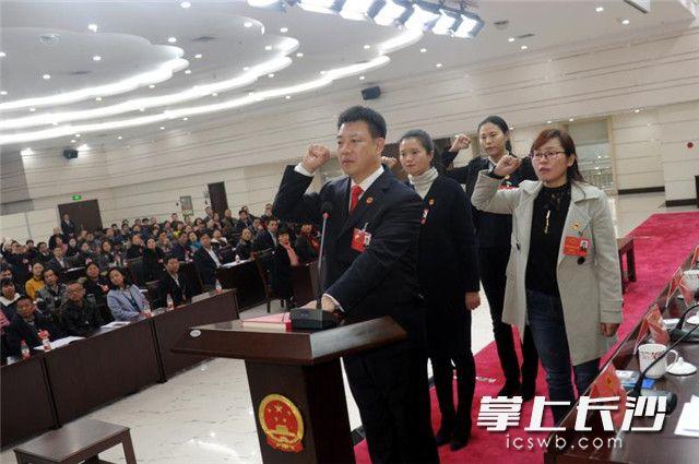 天心区委常委,区纪委书记曾卫国当选第一届区监察委员会主任,并面对