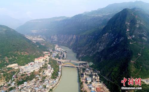 四川峨眉汉源高速公路峨边大渡河特大桥顺利合龙