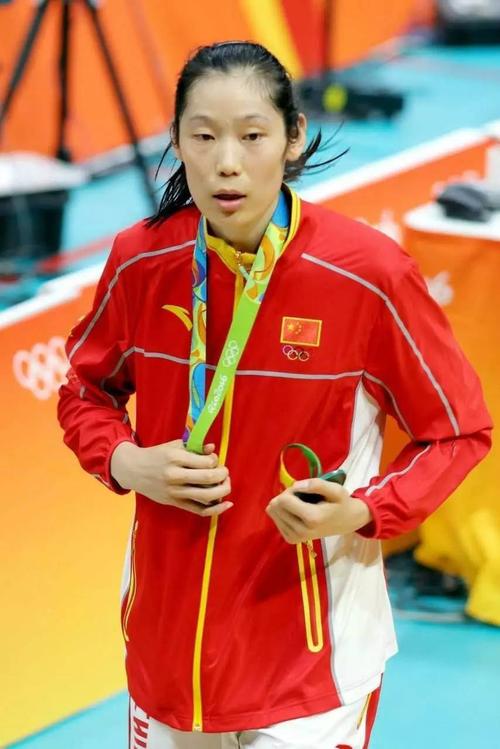 内容包含有图文:中国女排负意大利遭首败 朱婷面带微笑,△女排夺冠的