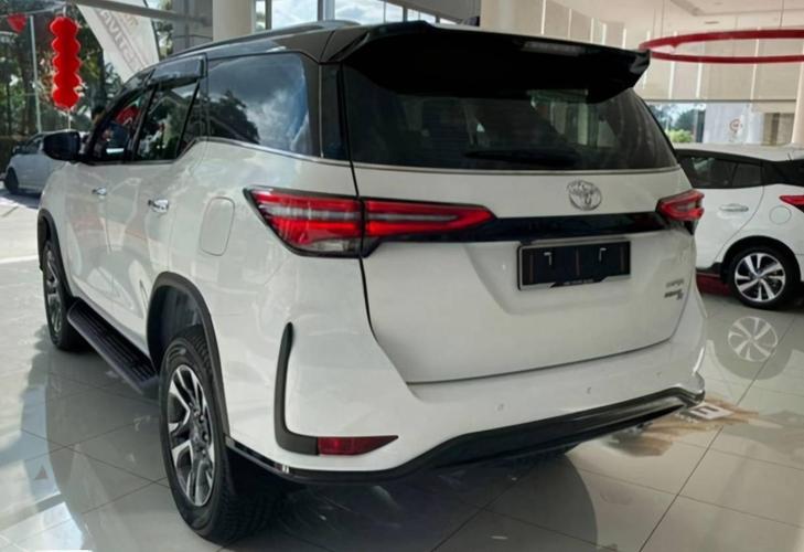 双色车身28t2022款丰田奔跑者亮相比帕杰罗接地气