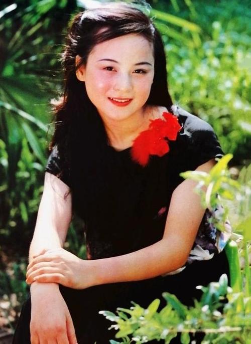 她是80年代明星朱碧云,成名于《胭脂》,甜美可爱,现状如何