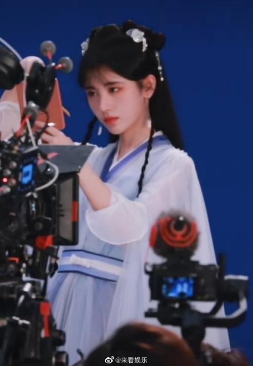 花戎鞠婧祎对镜梳头饭拍路透