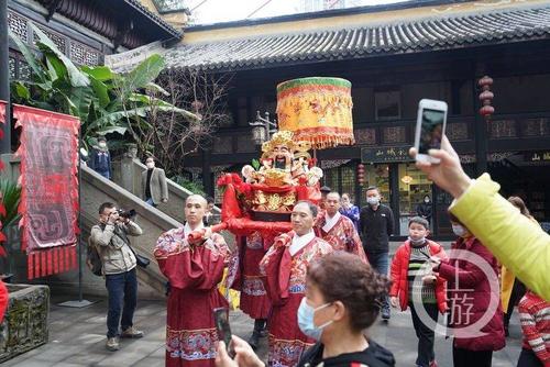 初五迎财神!财神巡游湖广会馆送福 市民纷纷沾"财气"