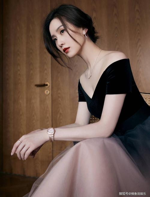 34岁刘诗诗气质好美!身材抢镜,路人头发做一半都要一睹芳容