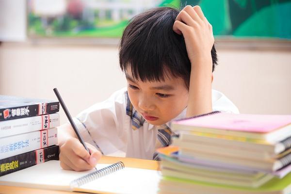 中国式父母总说带娃累,那是你没学会偷懒,受累还耽误孩子成长