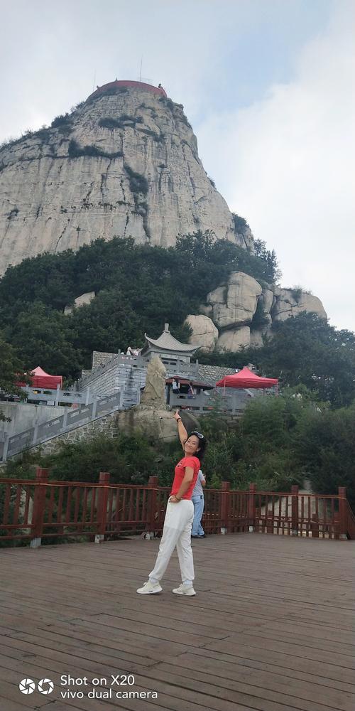 朋友们都看看五朵山金顶,就是这样的一个形状