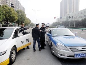市运管局滨江管理处执法人员在西兴地铁站附近检查出租车.