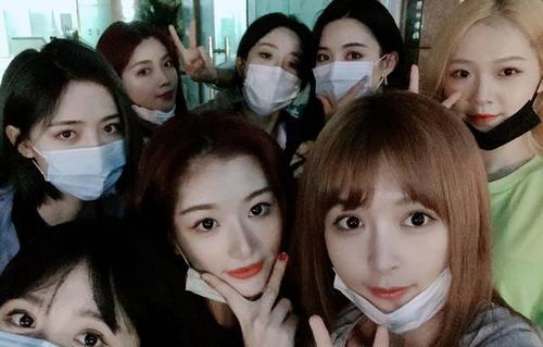 原创许佳琪带喻言孔雪儿回"家",合影照有彩虹爱心,令人羡慕的友情