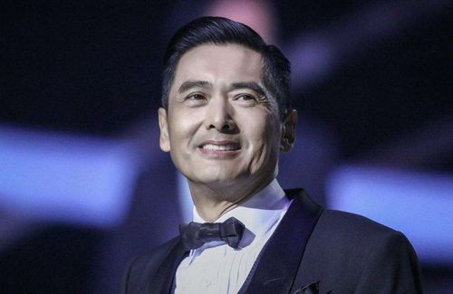 母亲去世半年后,65岁周润发罕露面,头发全白令人心酸!