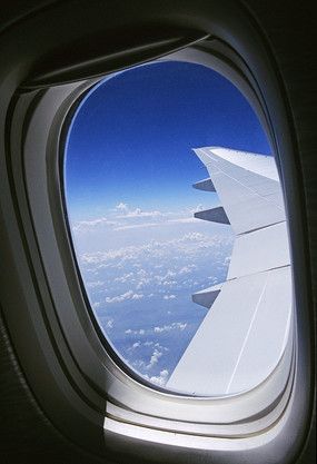 透过飞机窗户望向窗外实拍视频素材