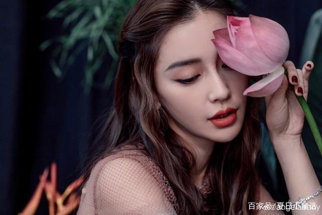 angelababy晒樱花自拍