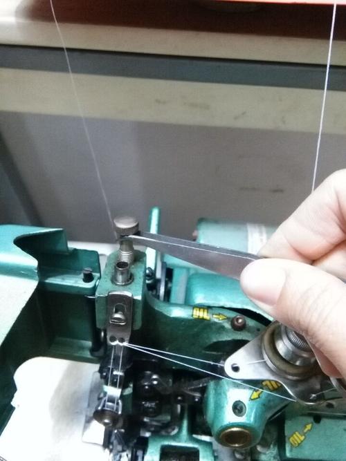 蝴蝶牌的旧式三线锁边机,怎么调压力压脚?