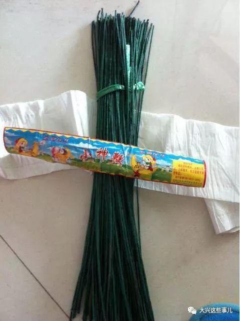 神鞭地老鼠窜天猴小呲花划炮摔炮小蜜蜂小型的你一定玩过这些吧都不让