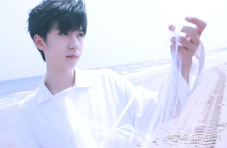 贺峻霖近海狂想拍摄高清壁纸