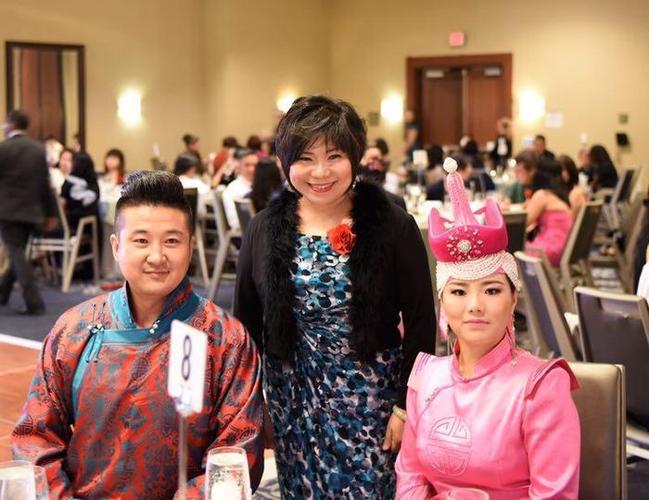 (右为阿木古椤,中为德州共和党参议员代表张晶晶,左为巴达荣贵)