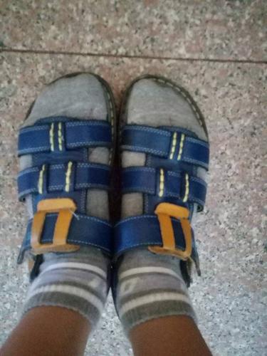 小孩穿凉鞋再穿袜子行吗?