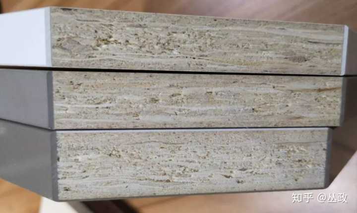 上图为osb板,下图为lsb板,粗略观察就能发现, lsb板相对于osb板,原材