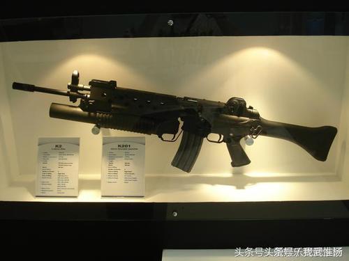 1/ 12 k2突击步枪的设计采用导气式自动原理,折叠式枪托和6条右旋膛线