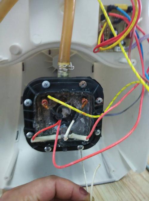 蒸汽挂烫机为什么一插电就跳闸