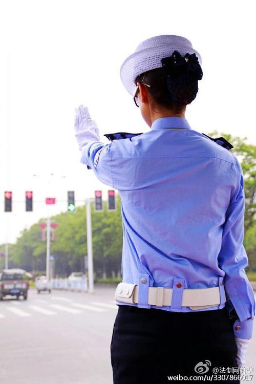 鹤壁破茧成蝶女交警三尺岗亭舞人生