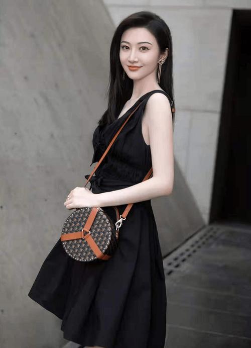 景甜晒出6宫格美照,造型甜美获好评,网友:连鞋子都是亮点