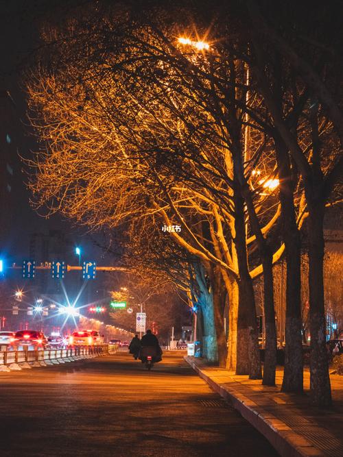 保定街拍|夜晚的保定街头_长城_美食_景点_拍照技巧_街头_街拍_长城