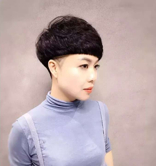 超短发的发型款式非常多,比如上图中这种锅盖头,就是现在
