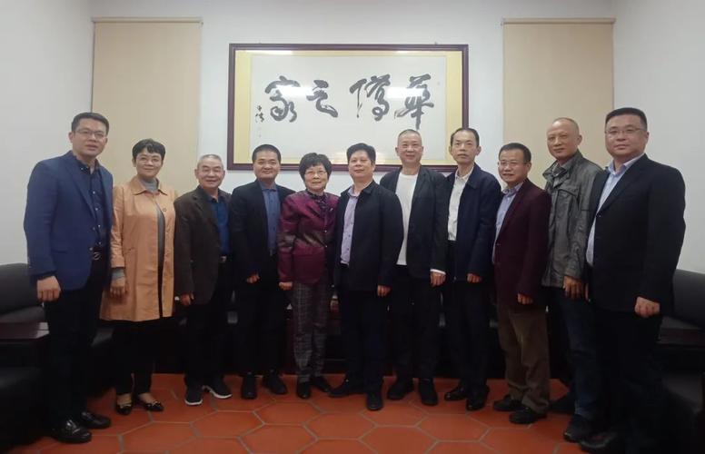 泉州市人大常委会副主任吴友才一行,莅临安海侨联