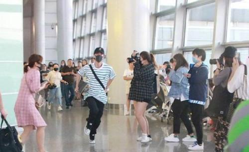 王一博再次误机!和保镖在机场被广播点名,岩岩大名被暴露