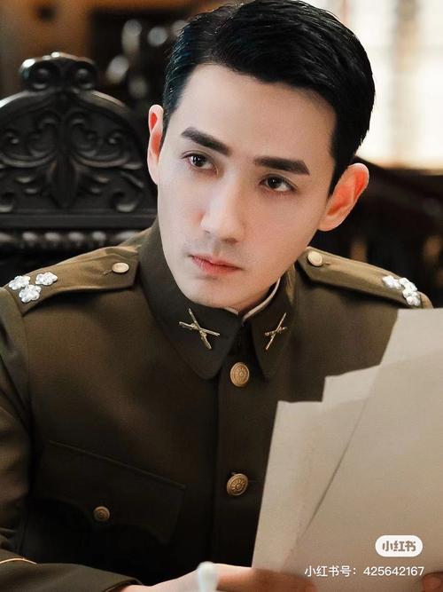 『朱一龙』要问我如何形容他,英俊恬静,斯文淡雅,眉如刀锋,姿容盖世 !