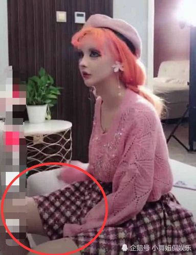 迪丽拉穿超短裙,坐下时却叉开腿,网友:这腿间距得有2米了