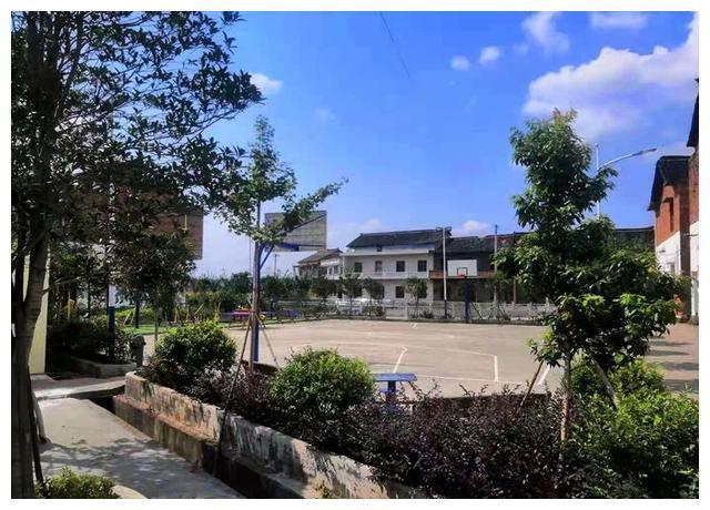 村级篮球场经三湖镇党委和政府研究决定,报衡阳县财政局同意,三湖