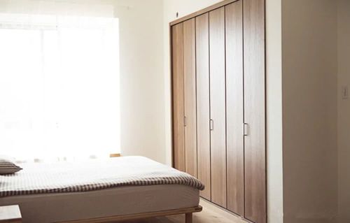 衣柜墙 衣柜墙或者嵌入式衣柜,也是极简的表现方式,这和日式的衣柜