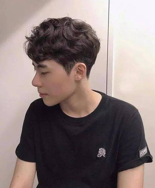 秋冬本来就是卷发的主场,烫得微卷的发型,展现丰富的造型层次感,时尚