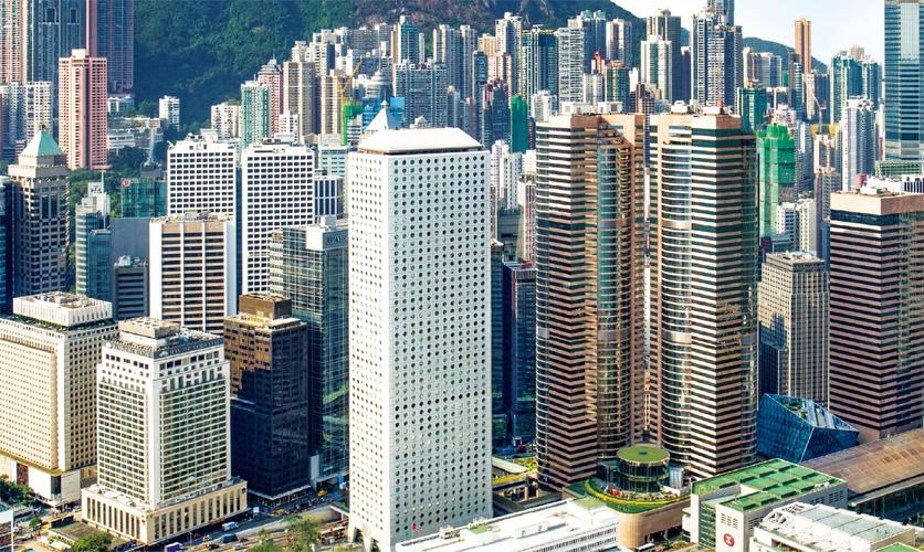 年香港置地建造的中环有盖人行天桥,连接了文华东方酒店和太子大厦