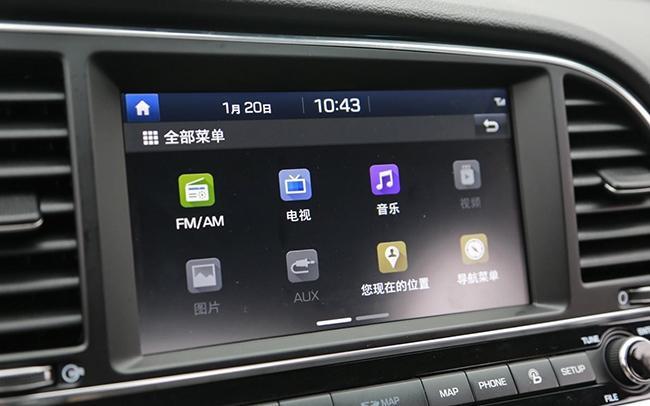 在中控台上配备了一块8英寸的彩色触摸显示屏,其显示效果清晰,同时