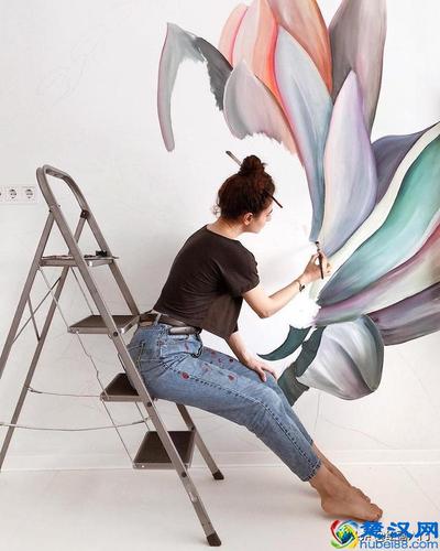 她完全是徒手在墙上作画,画出了一些颇具传奇色彩的惊艳的花朵,蔬菜和
