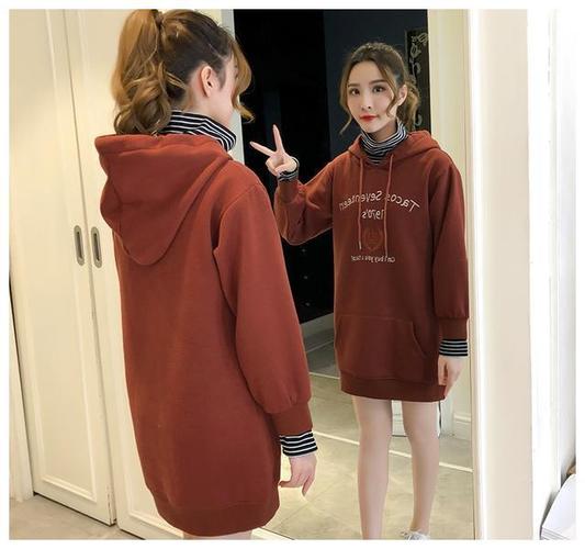 美得出奇的休闲假两件卫衣搭配,内搭外穿都靓丽出众,甜美又时尚