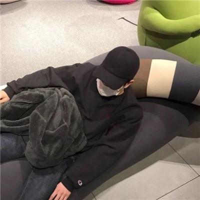 帅气男生戴眼镜侧脸头像 你让我想起来就觉得心里温暖