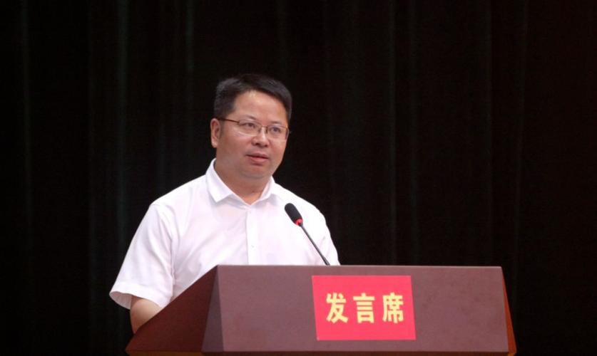 刘襄渝代表利州区作表态发言